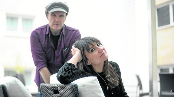 Juan Aguirre y Eva Amaral durante una entrevista, en mayo.