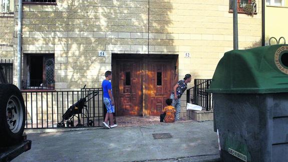Vista del exterior del inmueble de Abetxuko que la familia ocupó hace casi un mes. 