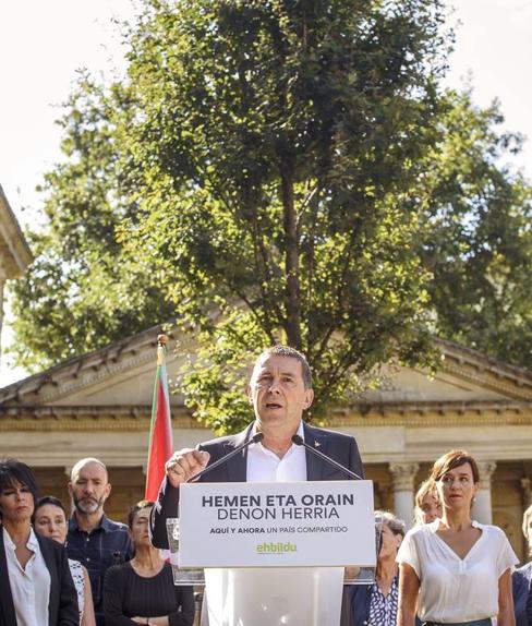 Arnaldo Otegi, frente al árbol de Gernika.