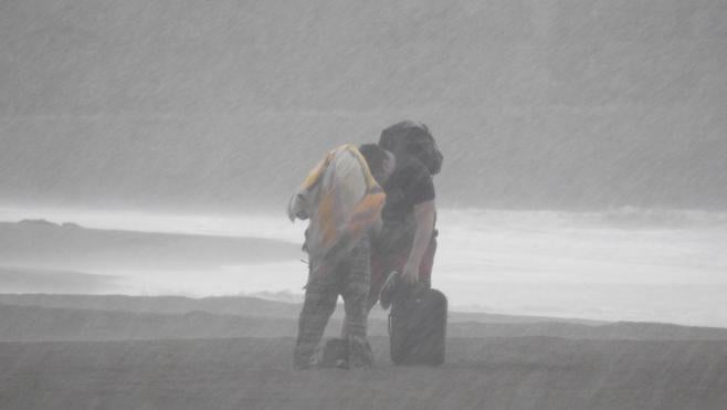 La lluvia ha sorprendido a los bañistas en Ereaga.