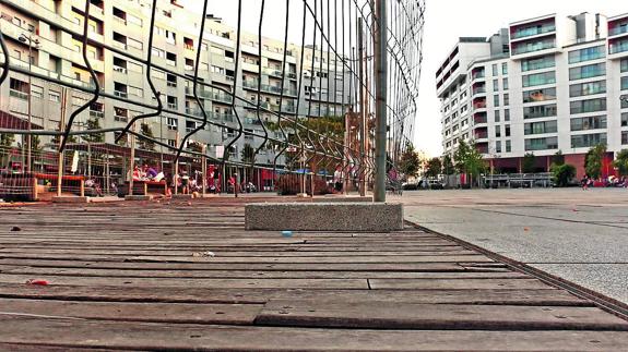 Detalle de la tarima deteriorada en la plaza Labastida. 