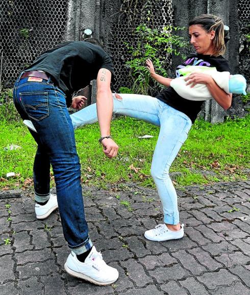 Una mujer pone en práctica los consejos de autodefensa recibidos en un gimnasio de Zamudio. 