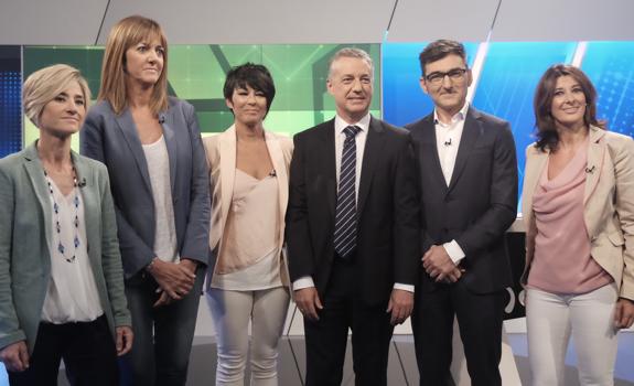 Pili Zabala (Elkarrekin Podemos), Idoia Mendia (PSE), Maddalen Iriarte (EH Bildu), Iñigo Urkullu (PNV) y Laura Garrido (PP), junto al presentador del debate de ETB-1.