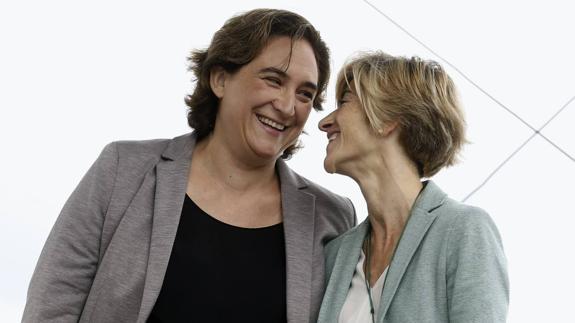Ada Colau y Pili Zabala, en el acto celebrado hoy en San Sebastián.