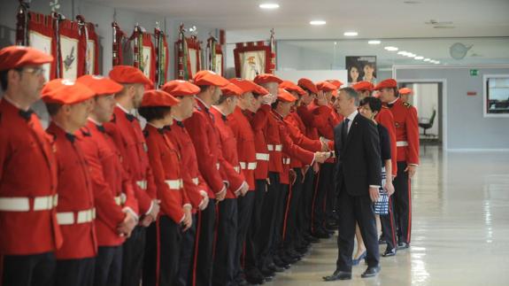 El lehendakari saluda a miembros de la Ertzaintza en la academia de Arkaute.