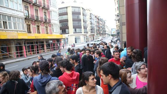 Ambiente en el exterior de los juzgados de Bilbao, en el inicio del juicio contra los acusados de los disturbios por el derribo de Kukutza.