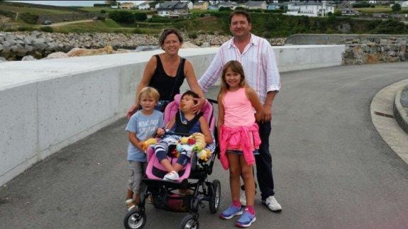 Sonia Grima y Diego Gallego, con sus hijos, Héctor, Xana y Aida, en Puerto de Vega este verano. 