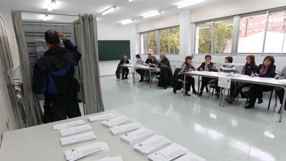Un votante prepara su papeleta en las últimas elecciones autonómicas.