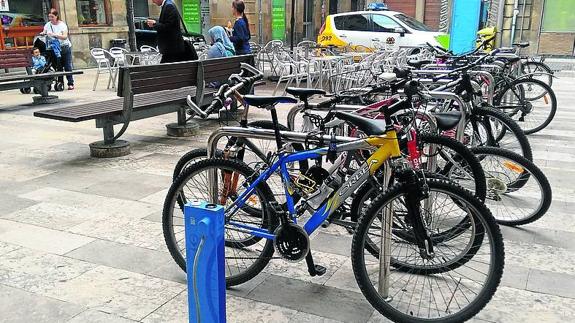 Aparcamiento de bicicletas situado junto al Ayuntamiento.