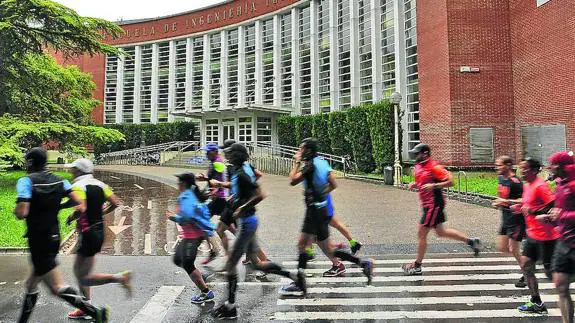 Un grupo de ‘runners’ corre delante de la Escuela Universitaria de Ingeniería de Vitoria.