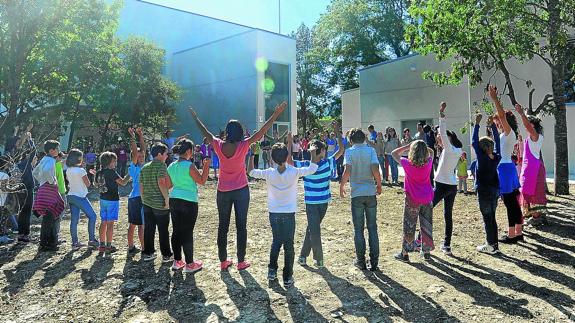 Un grupo de niños juega en el patio exterior de las nuevas instalaciones del colegio Waldorf.