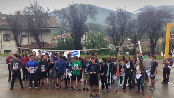 Medio centenar de alumnos homenajearon a los etarras en el patio.