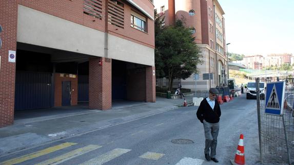 Un anciano pasea frente al garaje de Rekalde donde se produjo la violación.