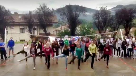 Medio centenar de alumnos participó en el homenaje.