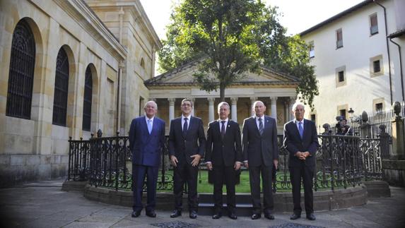 Los cinco lehendakaris en la Casa de Juntas de Gernika.