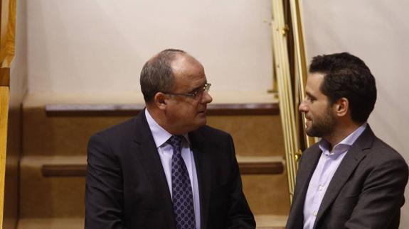 Joseba Egibar y Borja Sémper, en el Parlamento vasco.