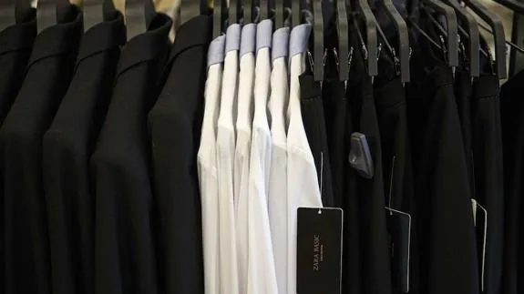 Camisa negra: errores que debes evitar al usarla