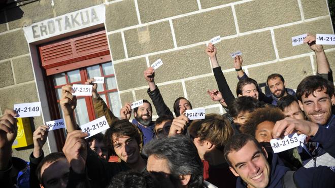 Los candidatos muestran con alegría el número para el casting.