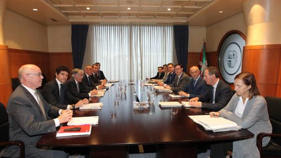 Las haciendas vascas recaudarán este año 473 millones menos de lo previsto