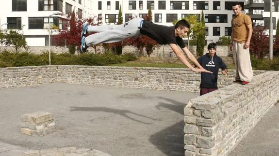 El parque Armentum, en Mariturri, ha acogido una muestra de parkour.