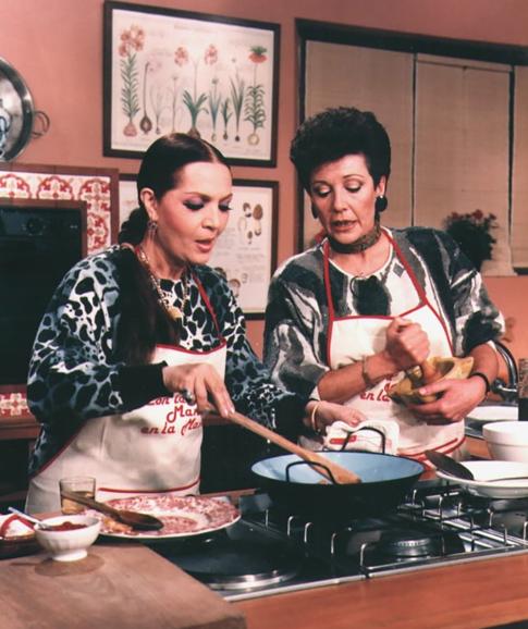 Sara Montiel prepara una receta como invitada del programa de Elena Santonja, en una emisión de 1987.