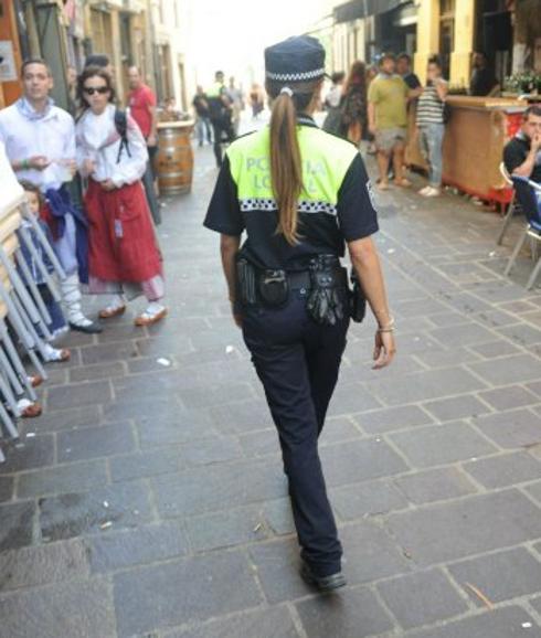 Una agente patrulla durante fiestas por el Casco.