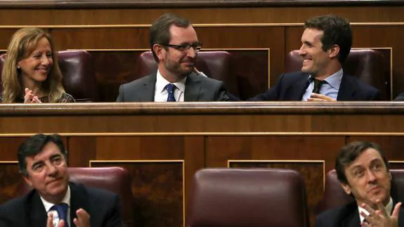Javier Maroto charla con Pablo Casado, tras tomar posesión este martes de su escaño como diputado.