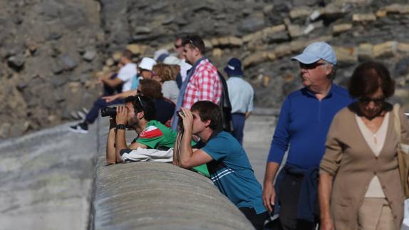 Fans de 'Juego de Tronos' tratan de ver el rodaje en Muriola desde el espigón de Plentzia.