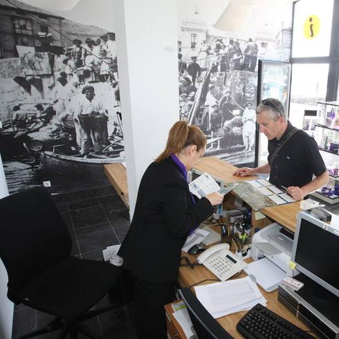 Interior de la oficina de Turismo del municipio. 