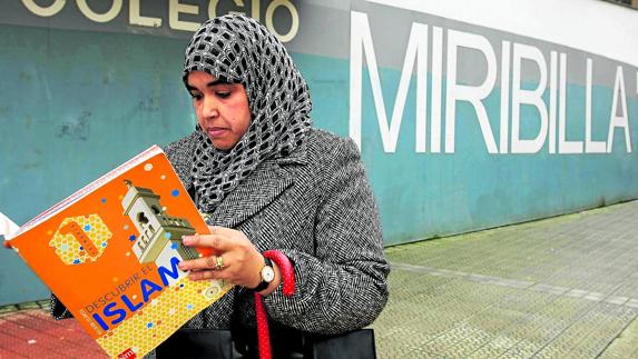 La profesora Nouza Abou-Salama en uno de los colegios en los que imparte clases de Islam en Bilbao.