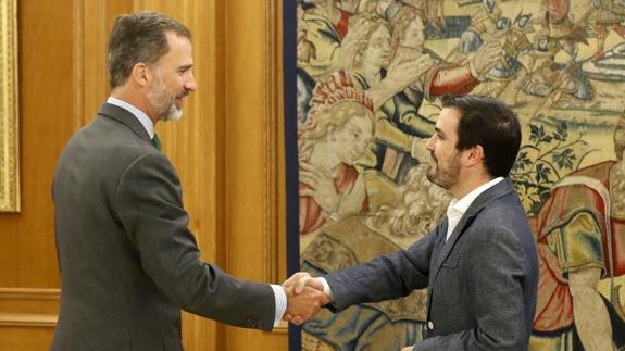 Alberto Garzón saluda a Felipe VI al comienzo de su reunión.
