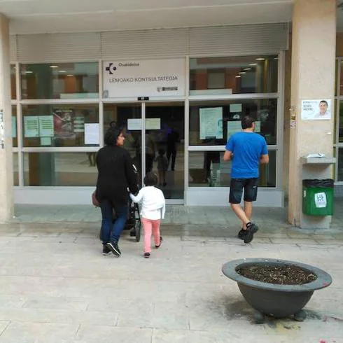 Una familia accede al centro de salud.