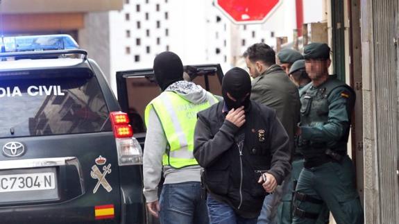 Momento del traslado del joven marroquí por parte de agentes de la Guardia Civil.