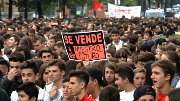 Miles de jóvenes recorrieron la Gran Via de Bilbao durante la manifestación organizada por el Sindicato de Estudiantes.