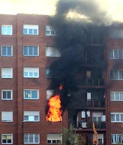 La residente en el piso tuvo que pedir ayuda desde el balcón. 