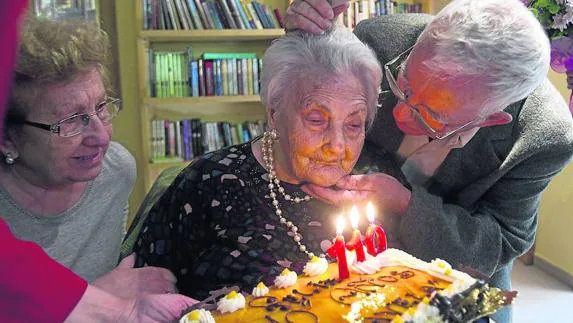 Ana Vela, el día de su 110 aniversario, en 2011, rodeada de sus hijos Ana, de 89 años, y Juan Prieto. Este falleció hace unos meses, a los 86.