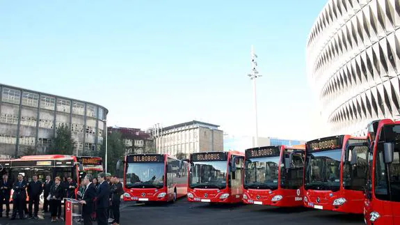El alcalde, Juan Mari Aburto, presenta la nueva flota de autobuses en San Mamés.