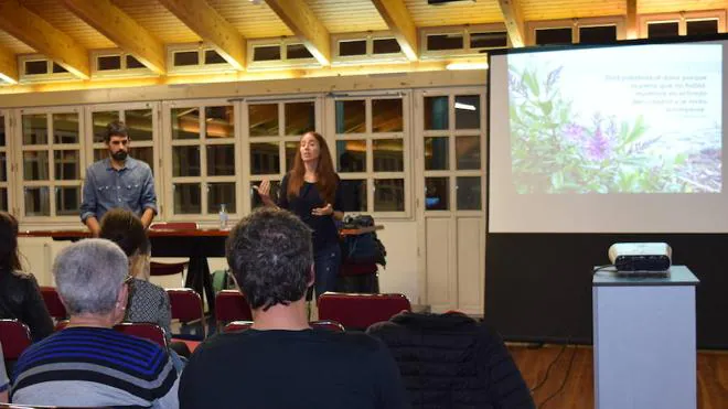 Psicólogos de ASBIDU imparten una charla sobre el duelo.