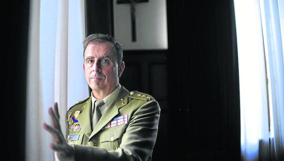 El coronel de Artillería Ignacio Fuente Cobo posa al término de la entrevista en la Universidad de Deusto.