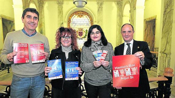 Los comerciantes presentan la campaña de bonos para incentivar las compras en Eibar.