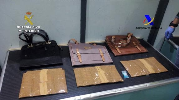 Las tres bolsas de cocaína detectadas por los agentes en el aeropuerto de Loiu.