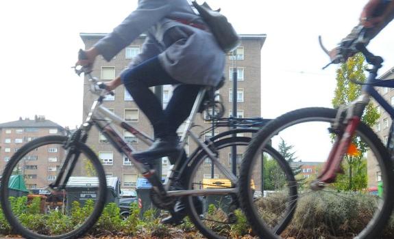 Dos ciclistas circulan sobre el contador de la Avenida de Gasteiz.