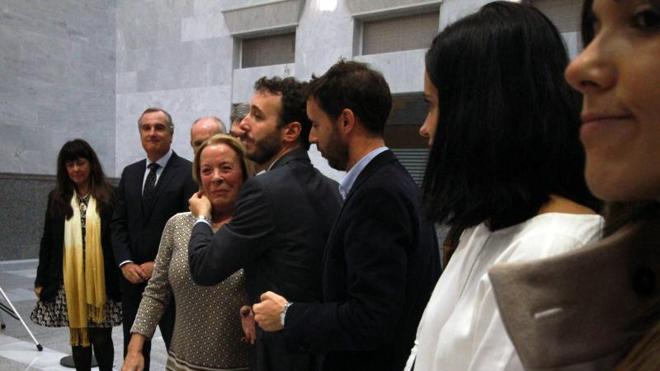 La viuda del juez Lidón, emocionada durante el homenaje a su marido.