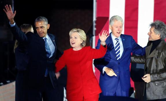 Hillary Clinton, acompañada de su marido, Obama y Jon Bon Jovi, ayer en el acto de cierre de la campaña en Filadelfia.