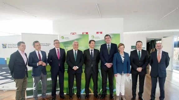 Ceniceros y Martín, en el centro, rodeado de responsables del Gobierno regional y Ayuntamiento logroñés.