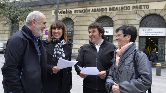 Los alcaldes de Llodio (Natxo Urkixo), Orduña (Idoia Aginako), Arakaldo (Jabi Asurmendi) y Arrankudiaga (Itziar Duoandikoetxea) antes de reunirse ayer con Adif y Renfe. 