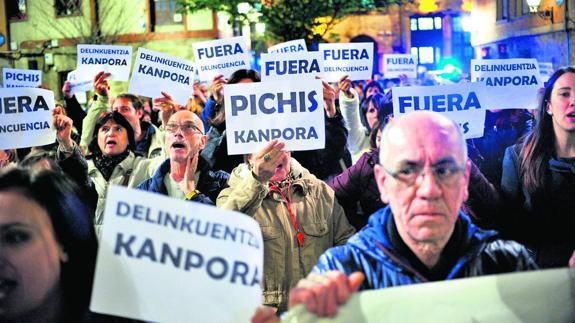 Vecinos de Abetxuko se sumaron ayer a la protesta contra los ‘pichis’ en Ollerías, Bilbao. 