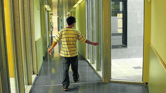 Un joven en las dependencias del centro Sansoheta en una imagen de archivo.