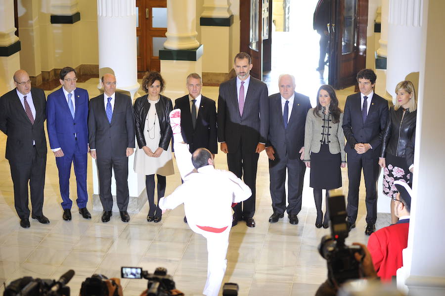 El Rey, junto con el lehendakari y otras autoridades vascas, durante el aurresku en su honor. 