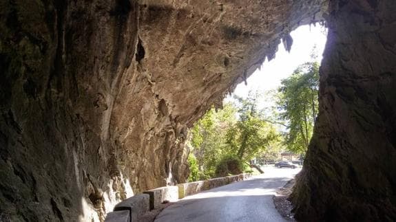 Asturias y su cueva hiperbólica